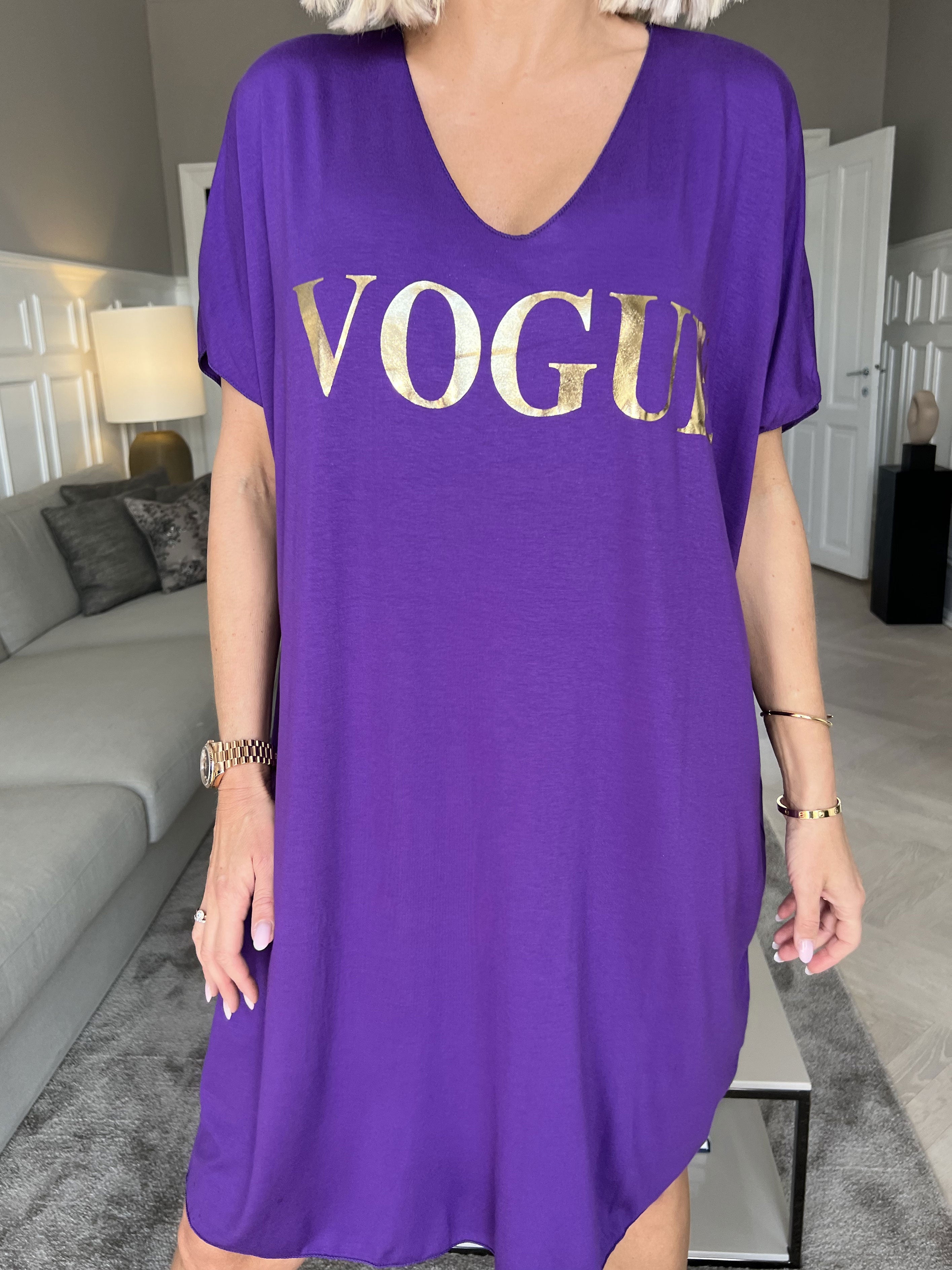 Vogue - Oversized t-shirt klänning i viskos med guldtryck